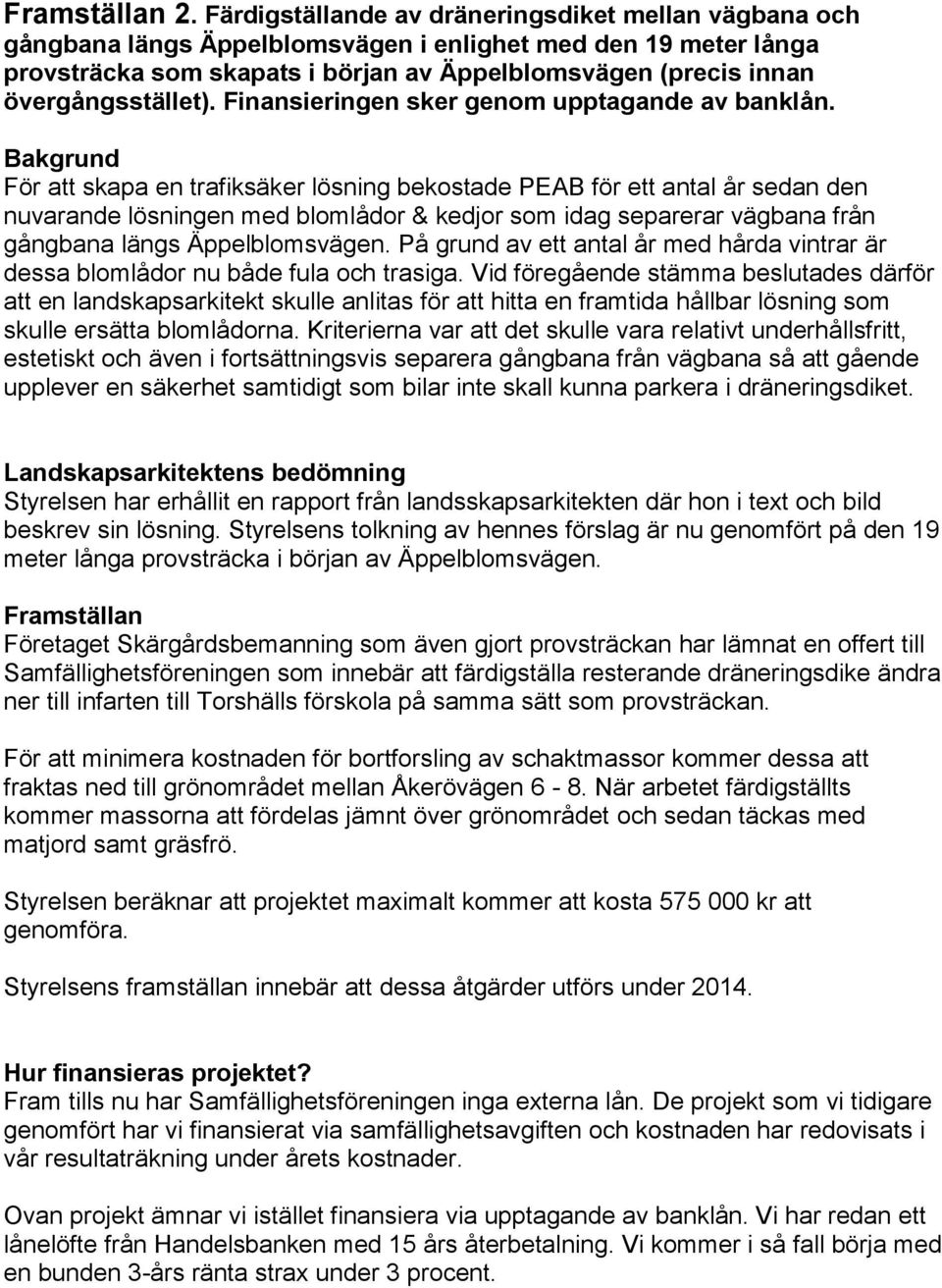 För att skapa en trafiksäker lösning bekostade PEAB för ett antal år sedan den nuvarande lösningen med blomlådor & kedjor som idag separerar vägbana från gångbana längs ägen.