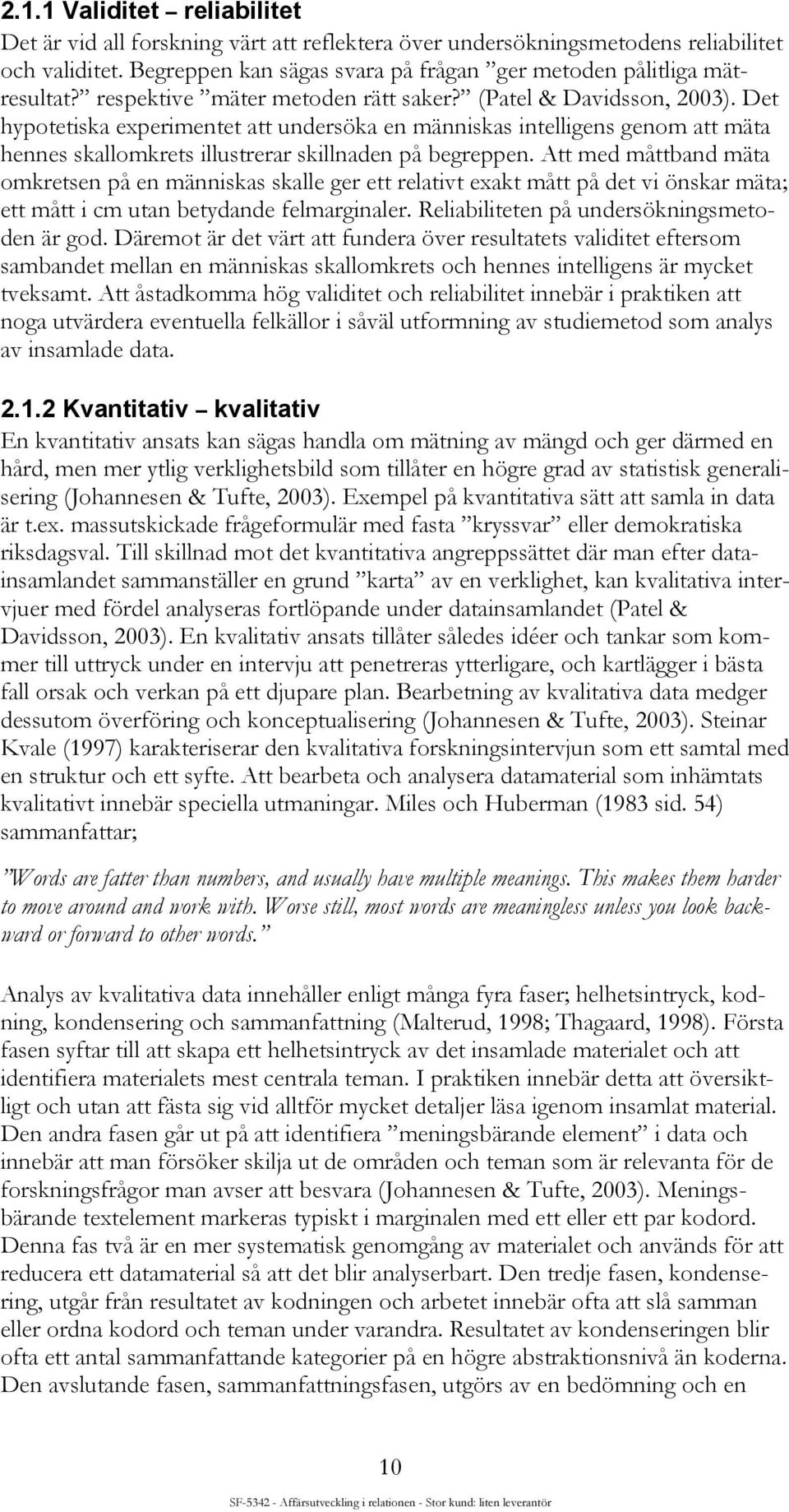 Det hypotetiska experimentet att undersöka en människas intelligens genom att mäta hennes skallomkrets illustrerar skillnaden på begreppen.