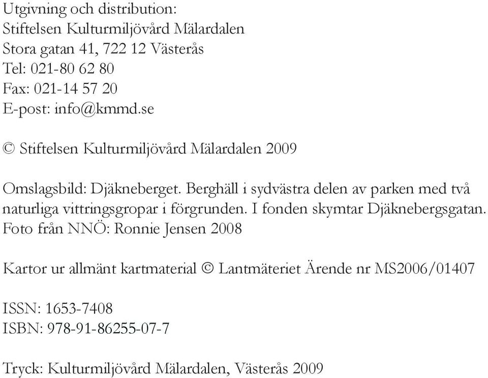 Berghäll i sydvästra delen av parken med två naturliga vittringsgropar i förgrunden. I fonden skymtar Djäknebergsgatan.