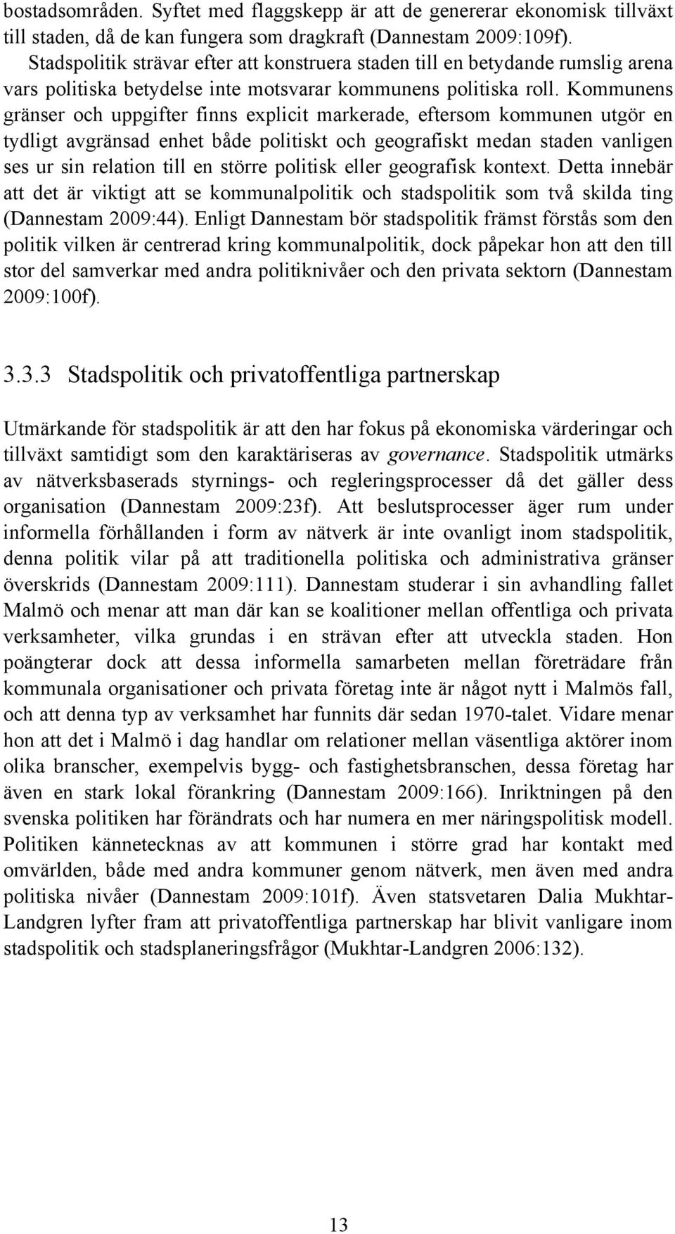 Kommunens gränser och uppgifter finns explicit markerade, eftersom kommunen utgör en tydligt avgränsad enhet både politiskt och geografiskt medan staden vanligen ses ur sin relation till en större