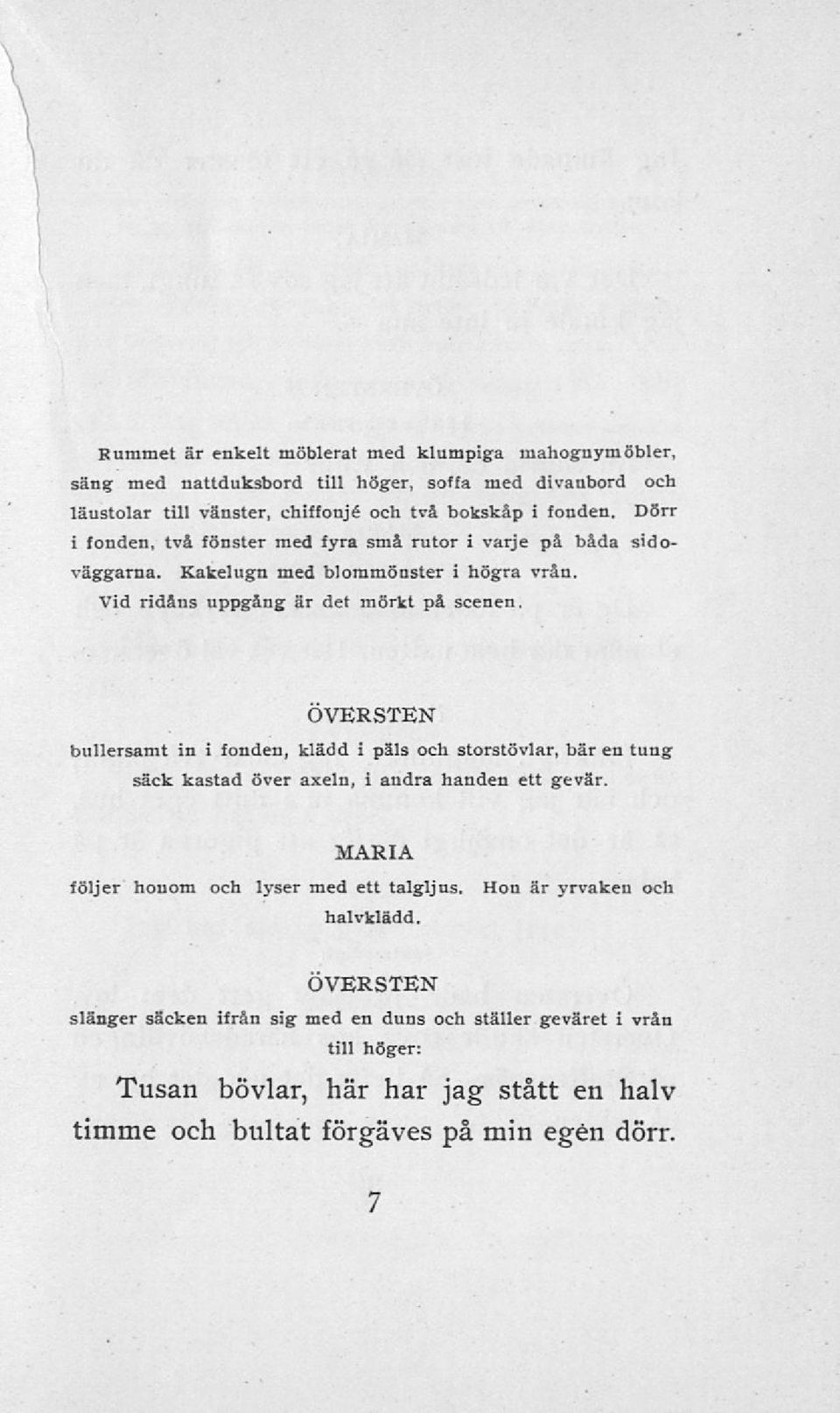 bullersamt in i fonden, klädd i päls och storstövlar, bär en tung säck kastad över axeln, i andra handen ett gevär. följer honom och lyser med ett talgljus.