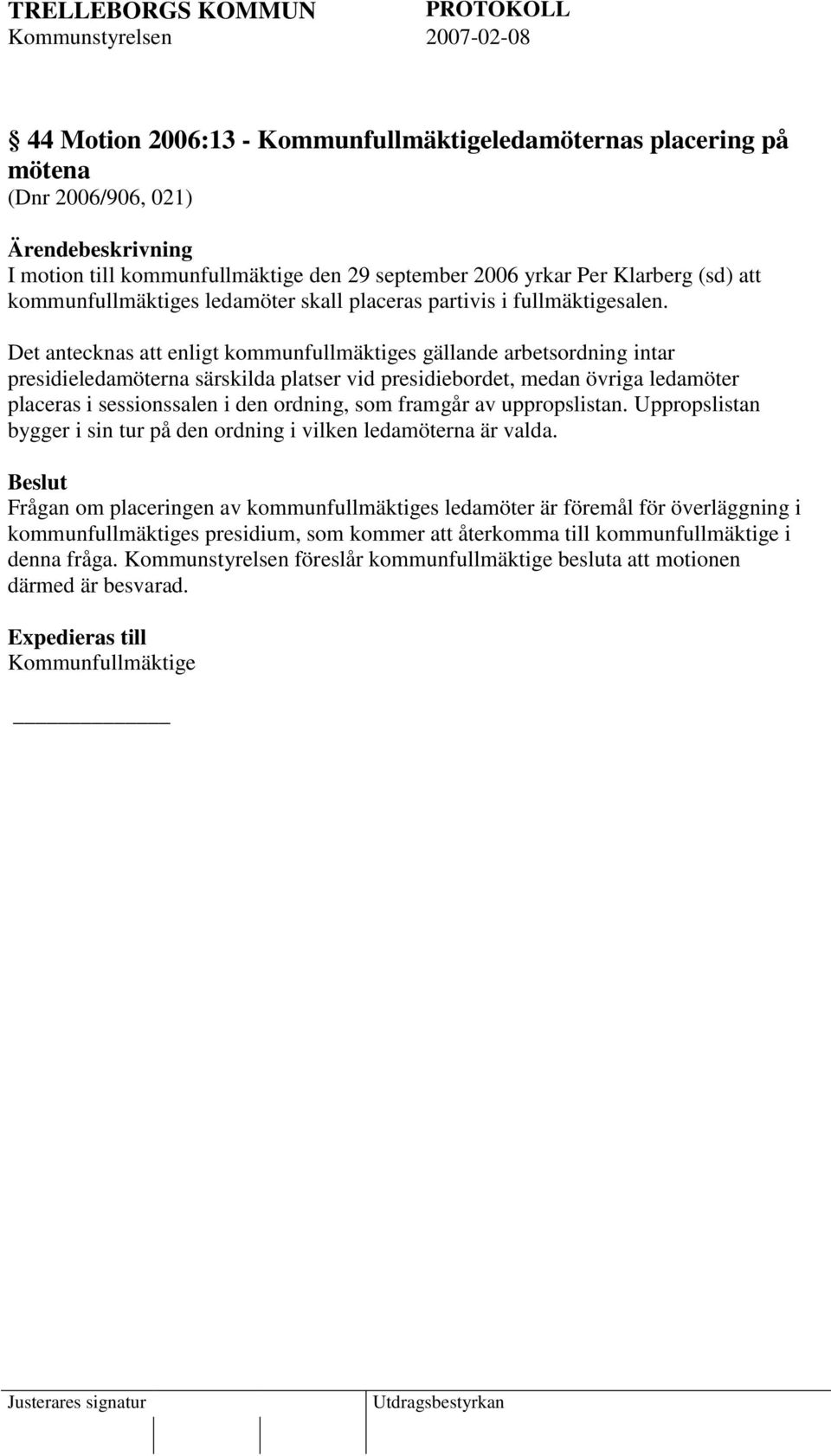 Det antecknas att enligt kommunfullmäktiges gällande arbetsordning intar presidieledamöterna särskilda platser vid presidiebordet, medan övriga ledamöter placeras i sessionssalen i den ordning, som