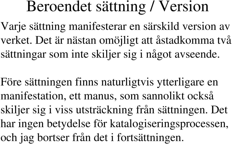 Före sättningen finns naturligtvis ytterligare en manifestation, ett manus, som sannolikt också skiljer