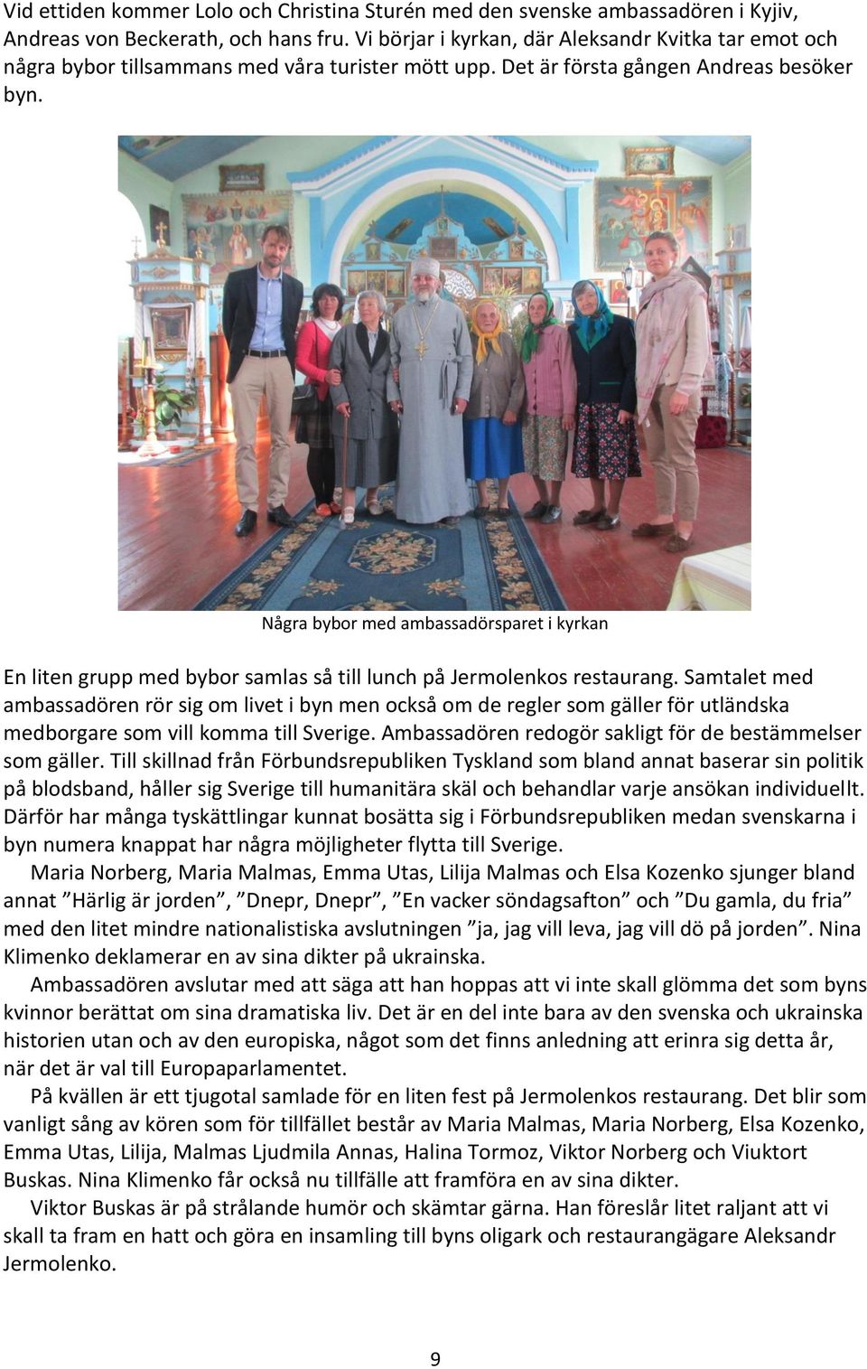 Några bybor med ambassadörsparet i kyrkan En liten grupp med bybor samlas så till lunch på Jermolenkos restaurang.