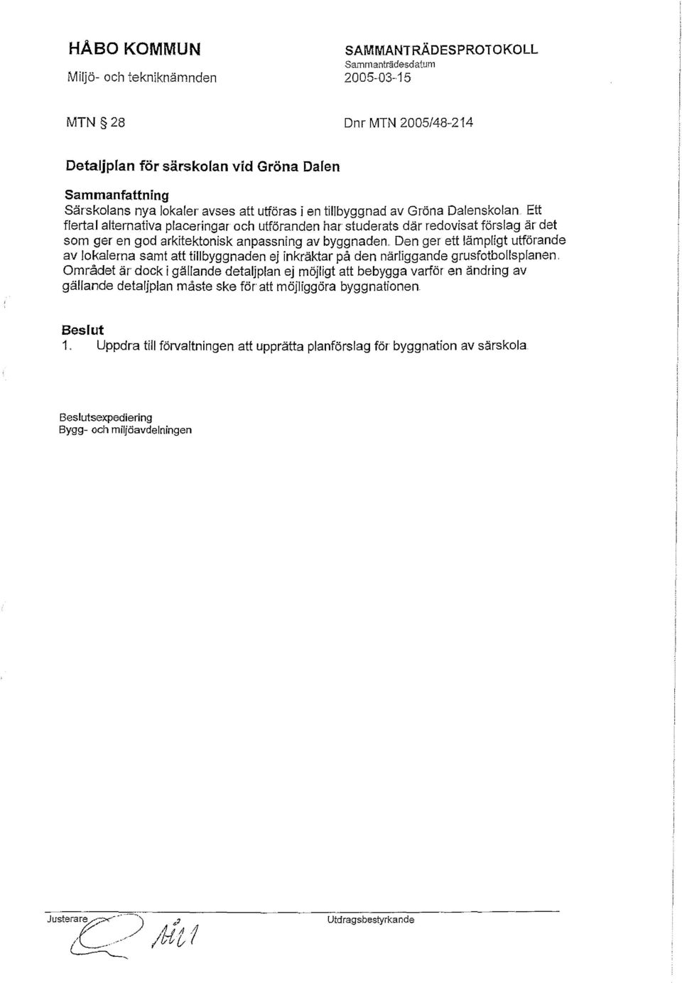 . Den ger ett lämpligt utförande av lokalerna samt att tillbyggnaden ej inkräktar på den närliggande grusfotbollsplanen.