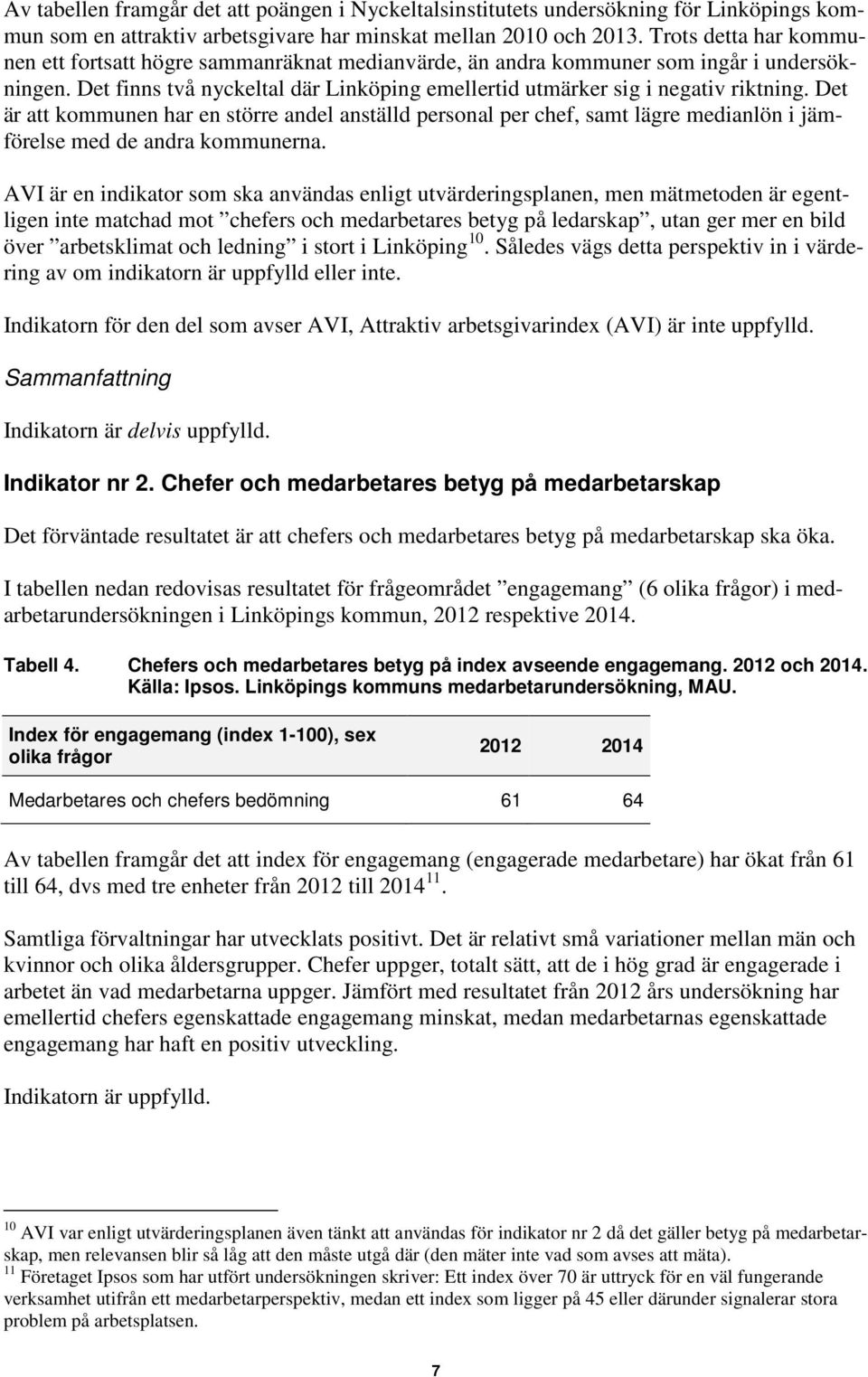 Det är att kommunen har en större andel anställd personal per chef, samt lägre medianlön i jämförelse med de andra kommunerna.