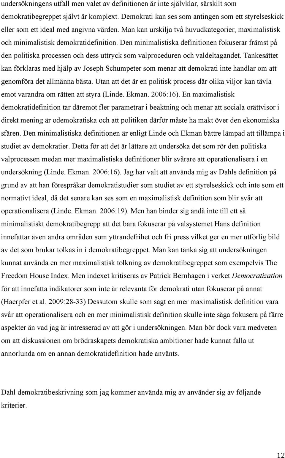 Den minimalistiska definitionen fokuserar främst på den politiska processen och dess uttryck som valproceduren och valdeltagandet.