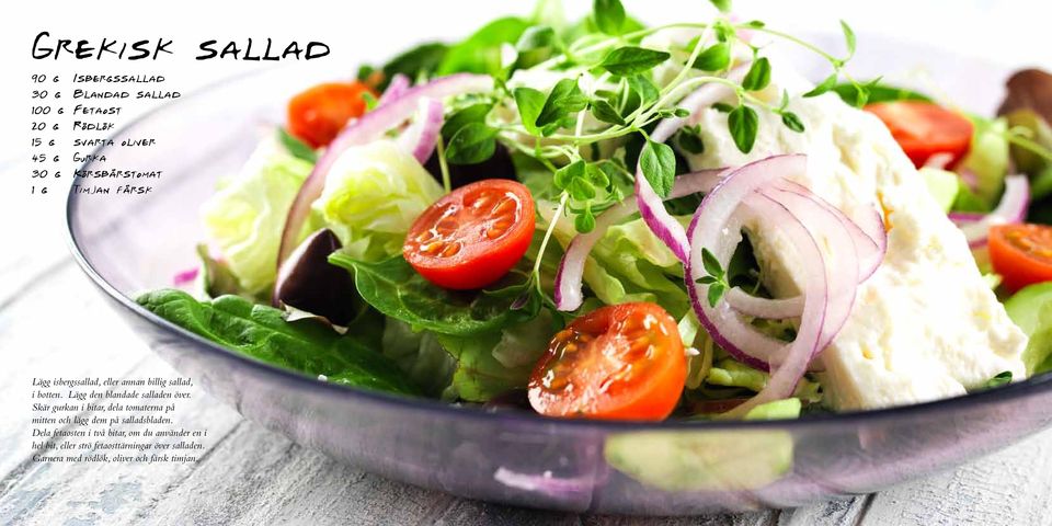 Lägg den blandade salladen över. Skär gurkan i bitar, dela tomaterna på mitten och lägg dem på salladsbladen.