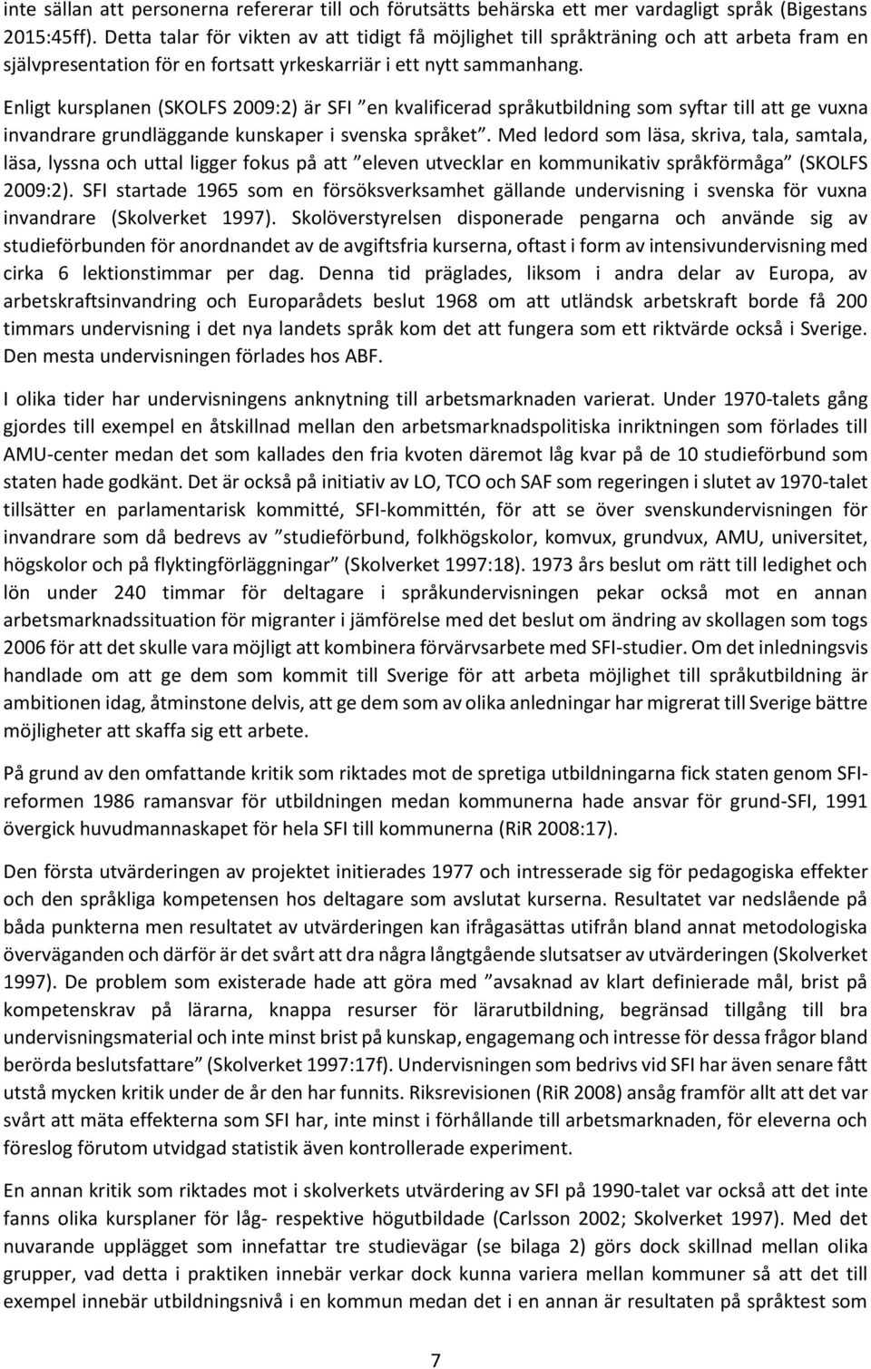 Enligt kursplanen (SKOLFS 2009:2) är SFI en kvalificerad språkutbildning som syftar till att ge vuxna invandrare grundläggande kunskaper i svenska språket.