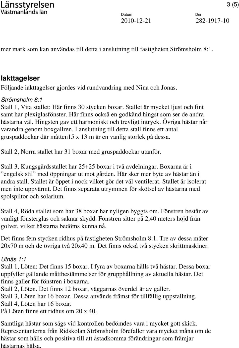 Hingsten gav ett harmoniskt och trevligt intryck. Övriga hästar når varandra genom boxgallren.