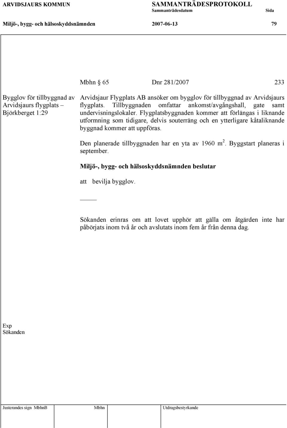 Flygplatsbyggnaden kommer att förlängas i liknande utformning som tidigare, delvis souterräng och en ytterligare kåtaliknande byggnad kommer att uppföras.