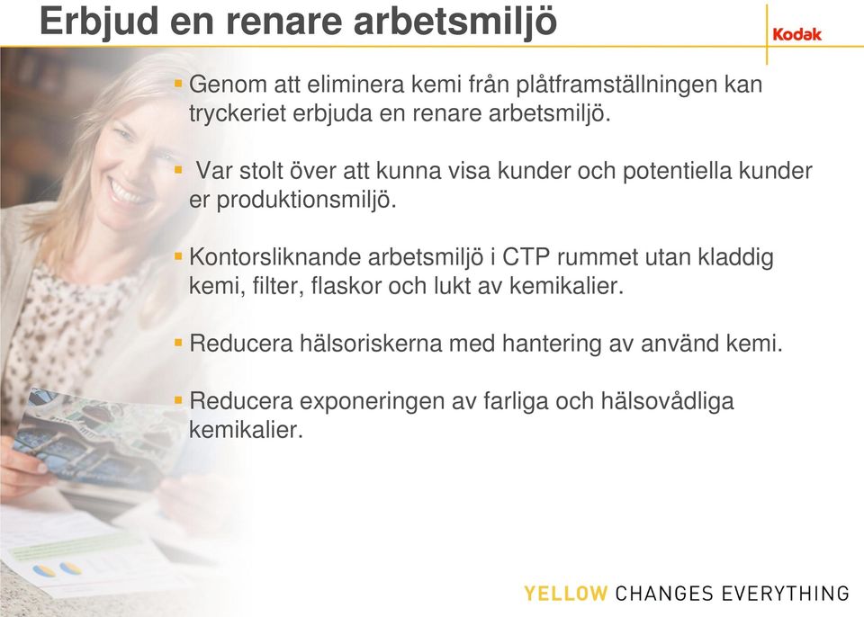 Kontorsliknande arbetsmiljö i CTP rummet utan kladdig kemi, filter, flaskor och lukt av kemikalier.