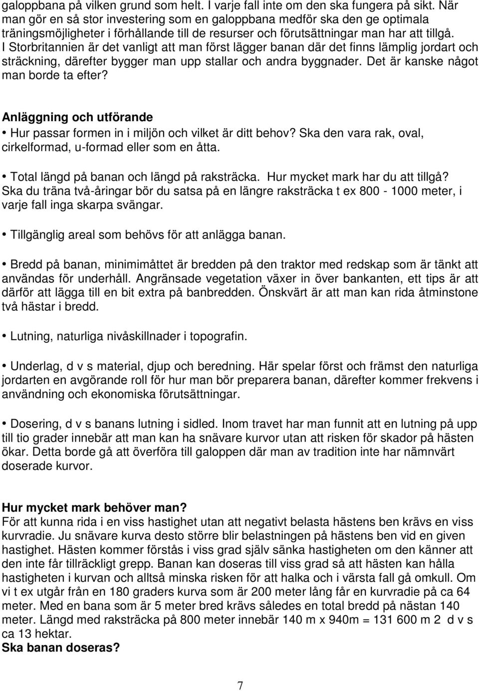 I Storbritannien är det vanligt att man först lägger banan där det finns lämplig jordart och sträckning, därefter bygger man upp stallar och andra byggnader. Det är kanske något man borde ta efter?