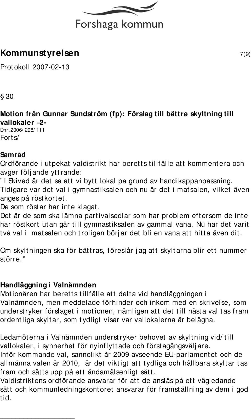 Tidigare var det val i gymnastiksalen och nu är det i matsalen, vilket även anges på röstkortet. De som röstar har inte klagat.