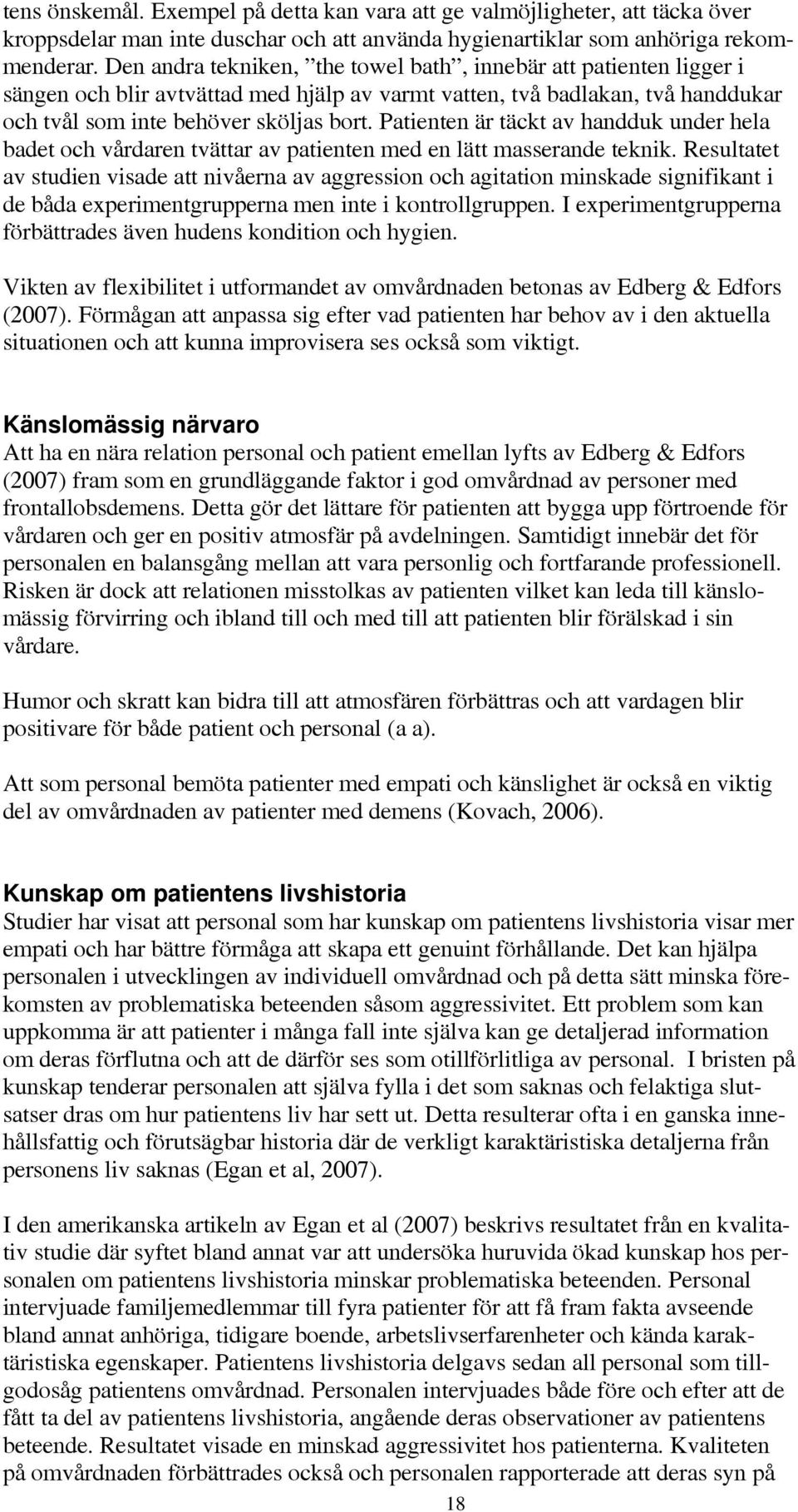 Patienten är täckt av handduk under hela badet och vårdaren tvättar av patienten med en lätt masserande teknik.