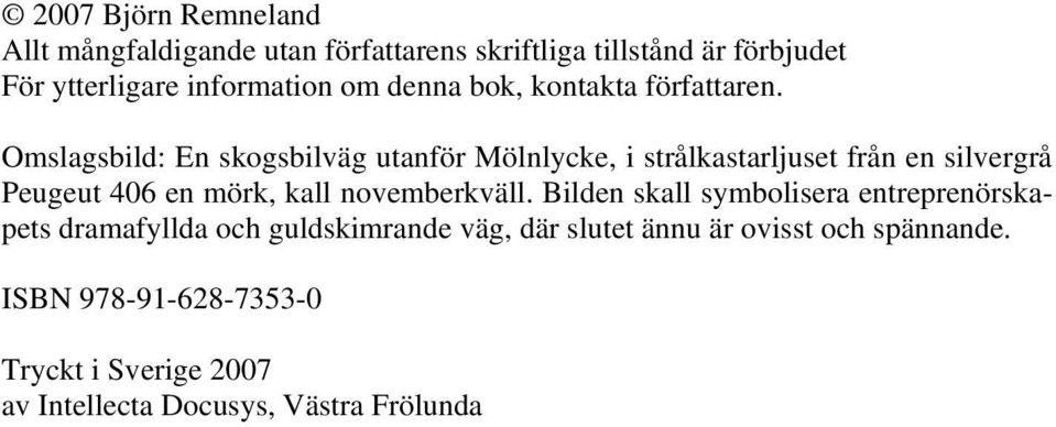 Omslagsbild: En skogsbilväg utanför Mölnlycke, i strålkastarljuset från en silvergrå Peugeut 406 en mörk, kall