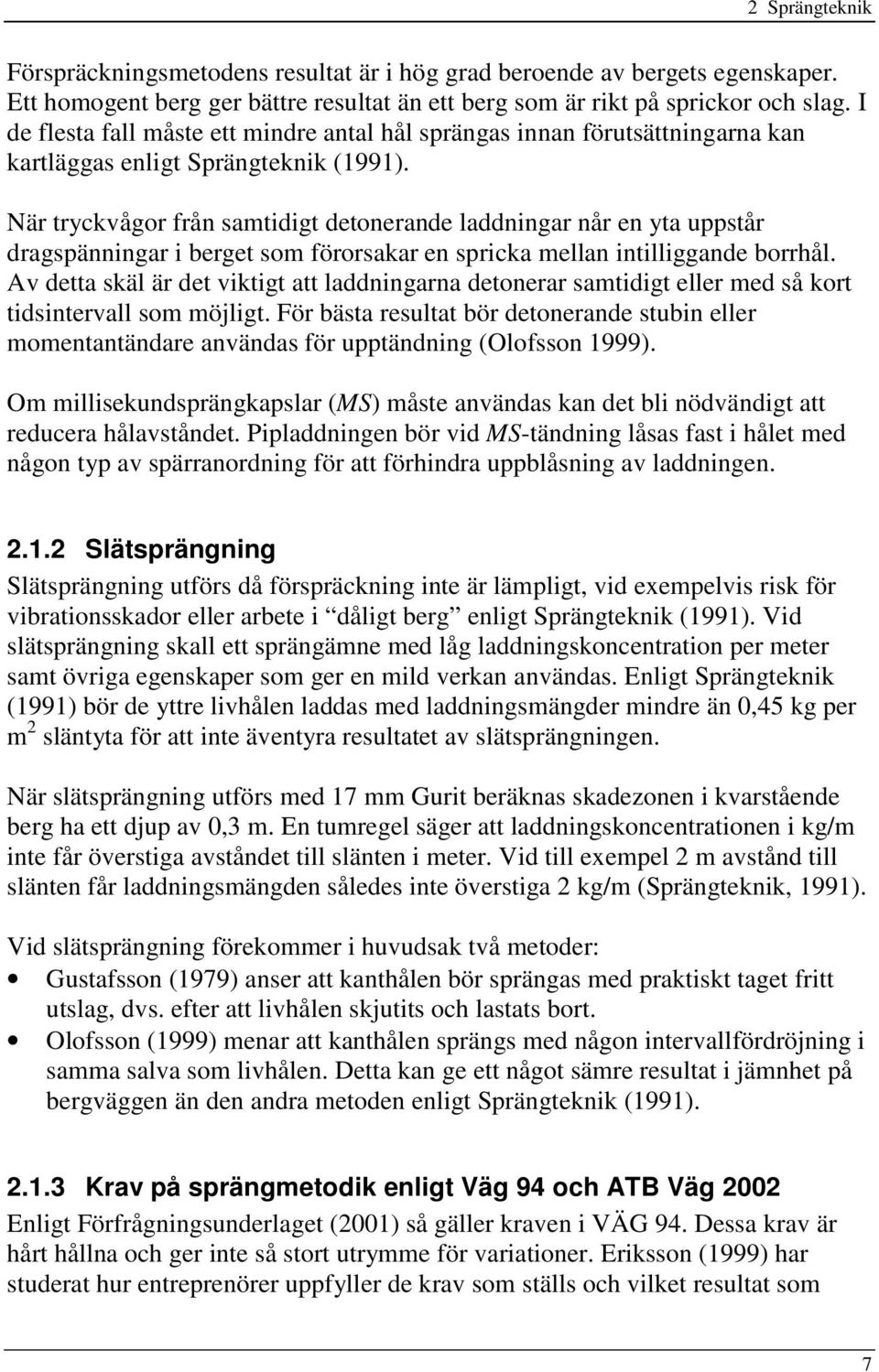 När tryckvågor från samtidigt detonerande laddningar når en yta uppstår dragspänningar i berget som förorsakar en spricka mellan intilliggande borrhål.