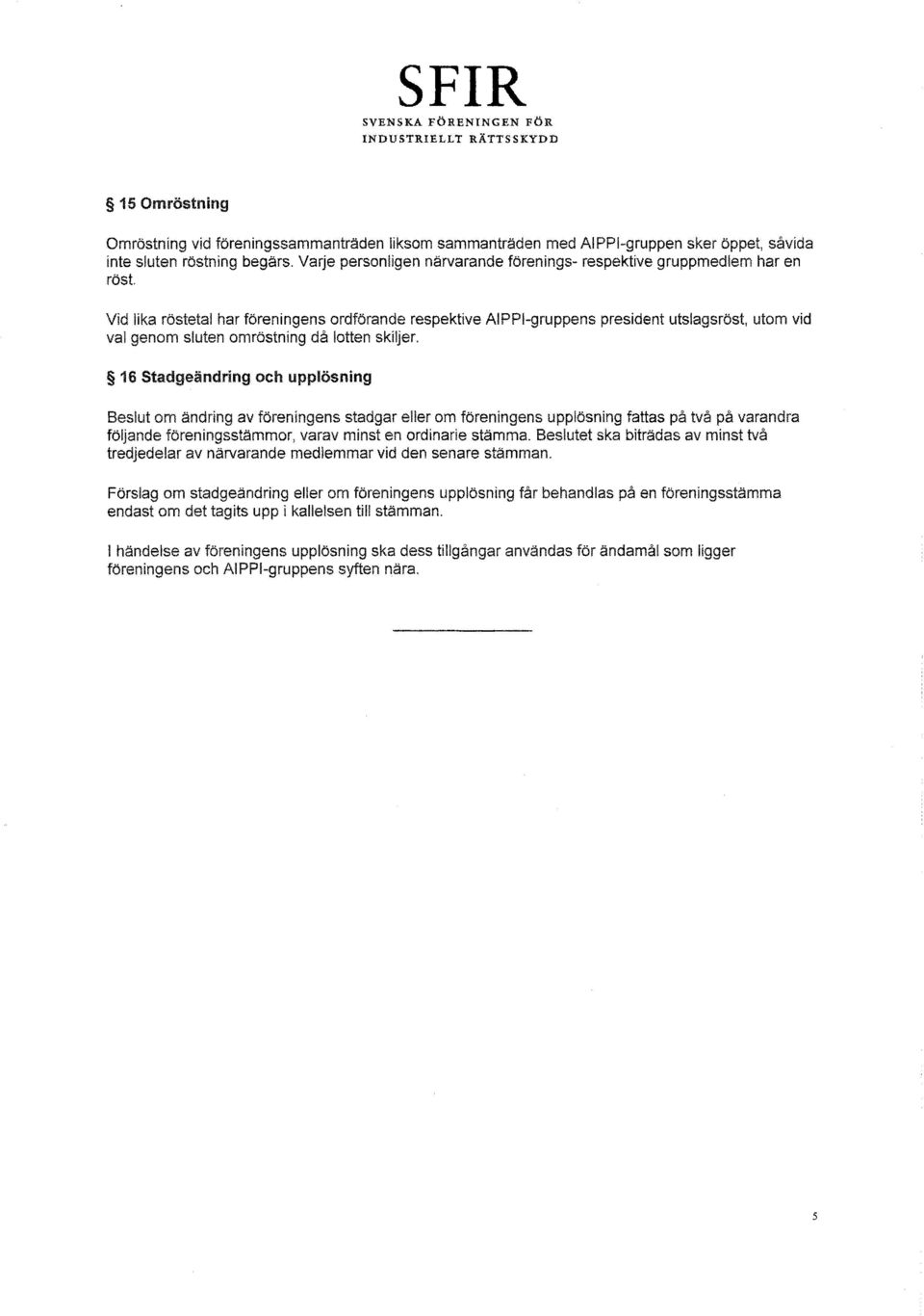 Vid lika röstetal har föreningens ordförande respektive AlPPI-gruppens president utslagsröst, utom vid val genom sluten omröstning då lotten skiljer.