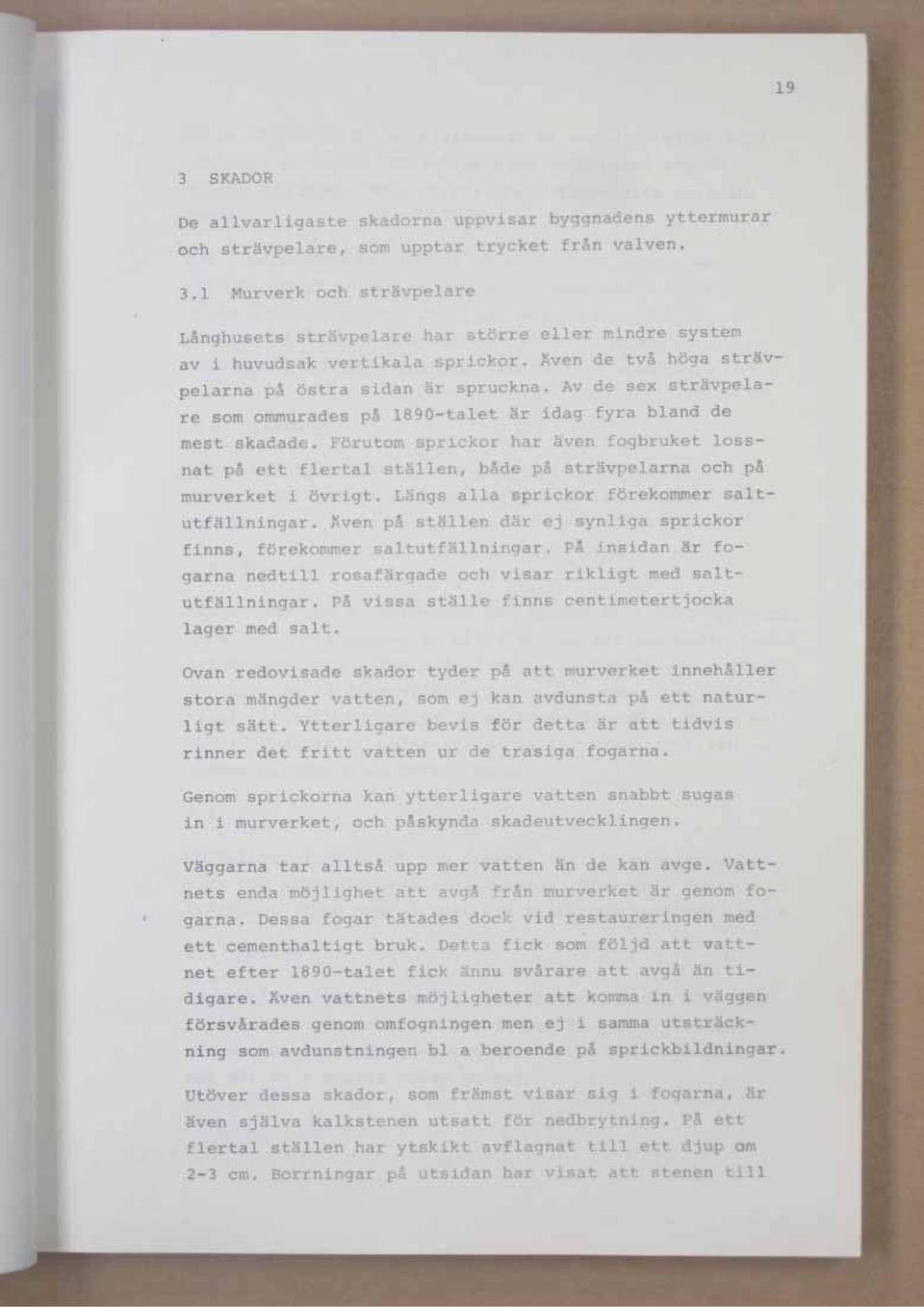 ssnat på ett nerta st 11 n, både på strävpearna ch pa murverket 1 Ovrqt. L n~ a s~t~r.r före~mmcr sat utfninqar. {v.'n pa sti e dr c' ;yntqa sprickr finns, förekmmer 4tutr ninqar.