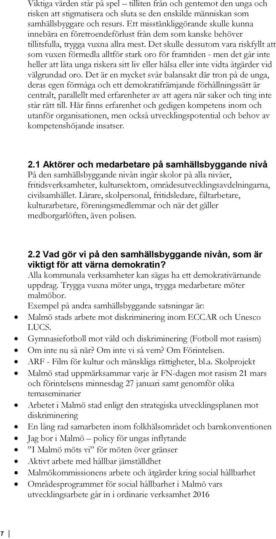 Det skulle dessutom vara riskfyllt att som vuxen förmedla alltför stark oro för framtiden - men det går inte heller att låta unga riskera sitt liv eller hälsa eller inte vidta åtgärder vid välgrundad