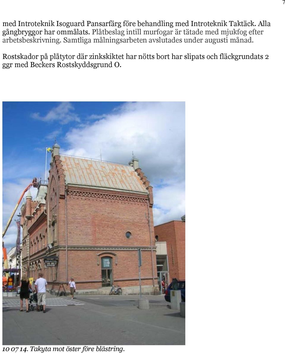 Plåtbeslag intill murfogar är tätade med mjukfog efter arbetsbeskrivning.
