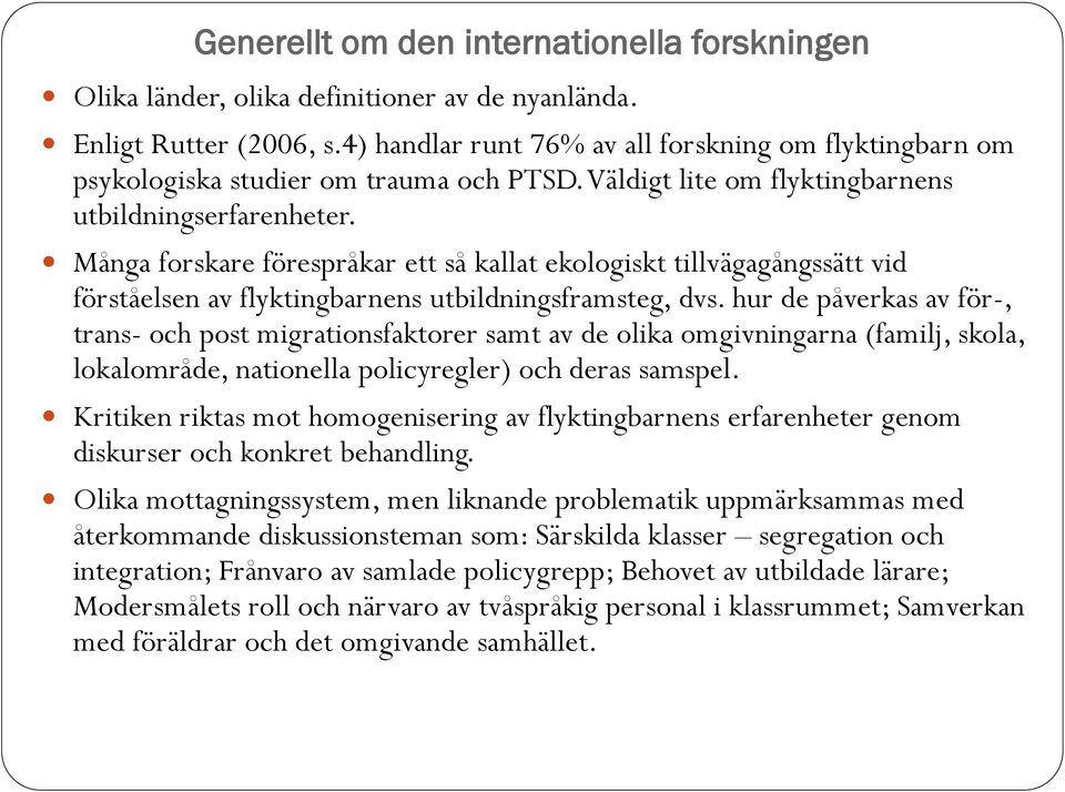 Många forskare förespråkar ett så kallat ekologiskt tillvägagångssätt vid förståelsen av flyktingbarnens utbildningsframsteg, dvs.