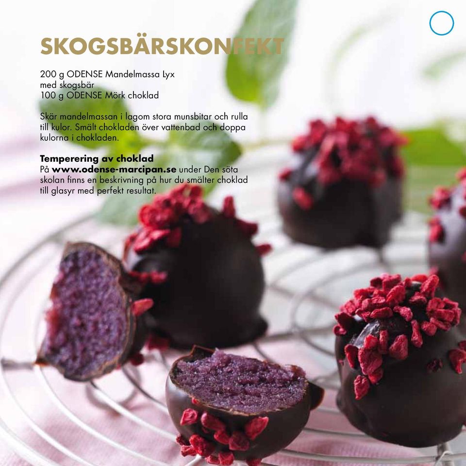 Smält chokladen över vattenbad och doppa kulorna i chokladen.