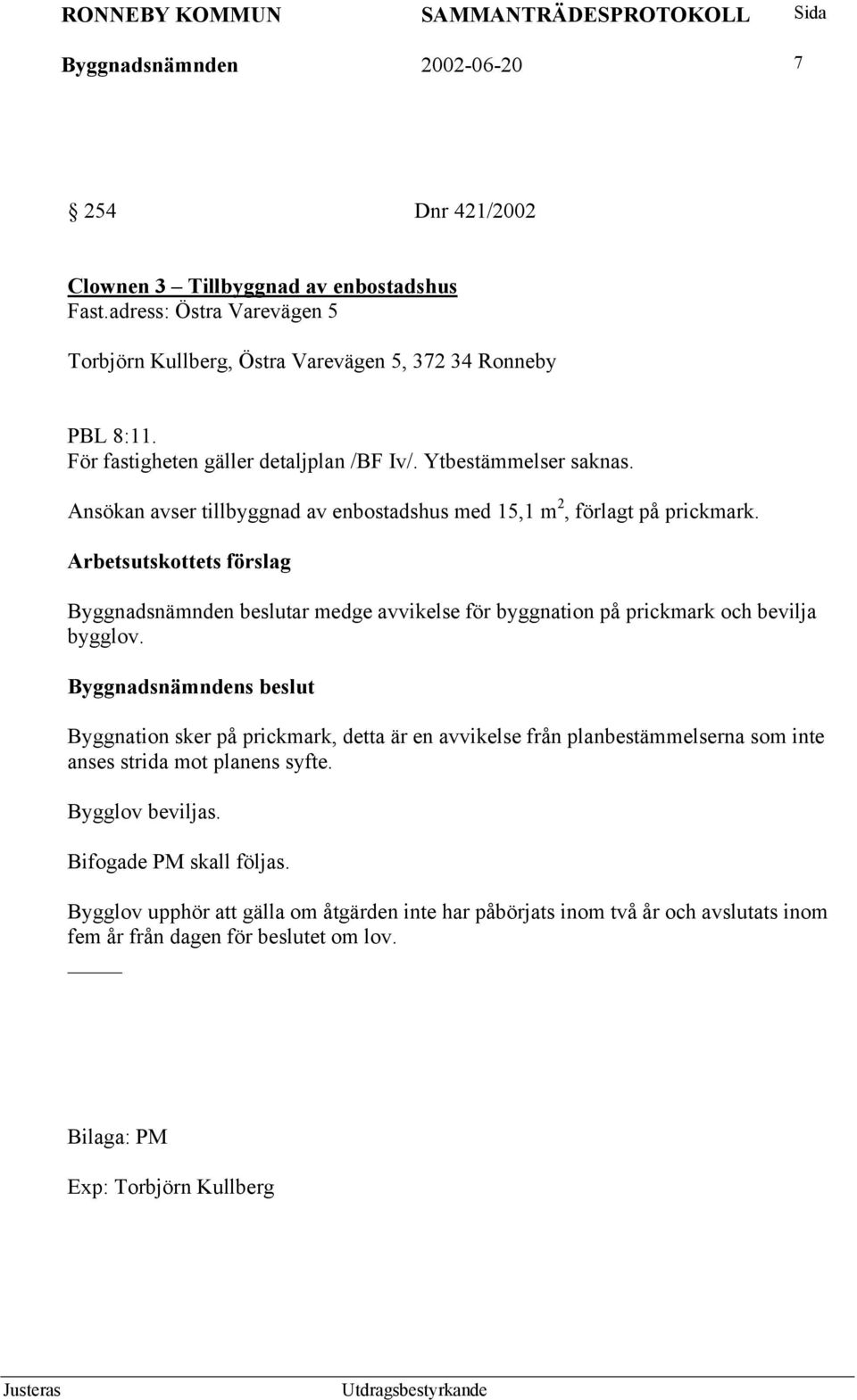 Byggnadsnämnden beslutar medge avvikelse för byggnation på prickmark och bevilja bygglov.