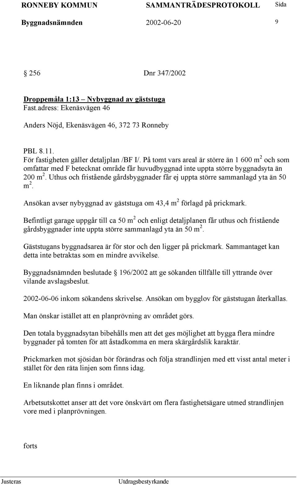 Uthus och fristående gårdsbyggnader får ej uppta större sammanlagd yta än 50 m 2. Ansökan avser nybyggnad av gäststuga om 43,4 m 2 förlagd på prickmark.