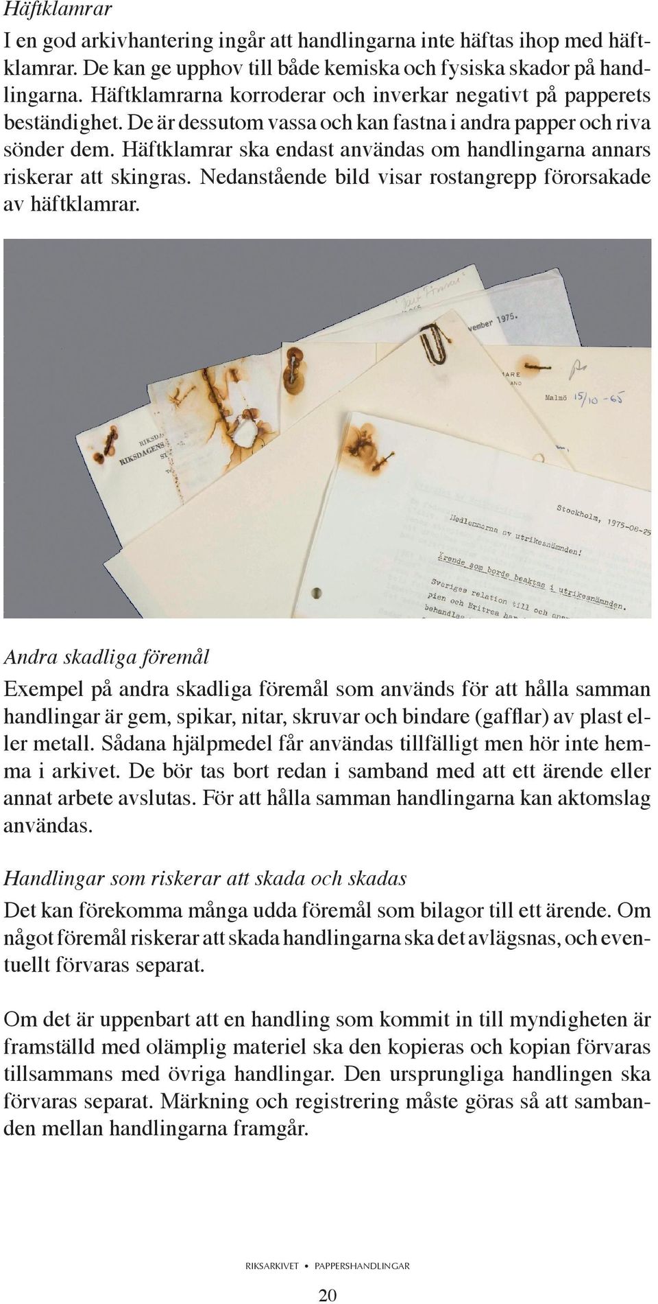 Häftklamrar ska endast användas om handlingarna annars riskerar att skingras. Nedanstående bild visar rostangrepp förorsakade av häftklamrar.