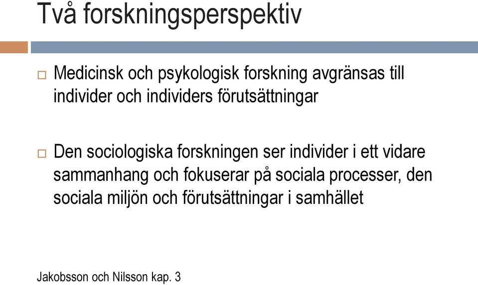 ser individer i ett vidare sammanhang och fokuserar på sociala processer,