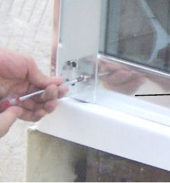 5. Installera de 2 bakre glasväggarna. Observera att duschstång och hylla ej är förmonterade.