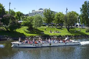 Den klassiska rundturen med Paddanbåtarna visar upp från vattnet.