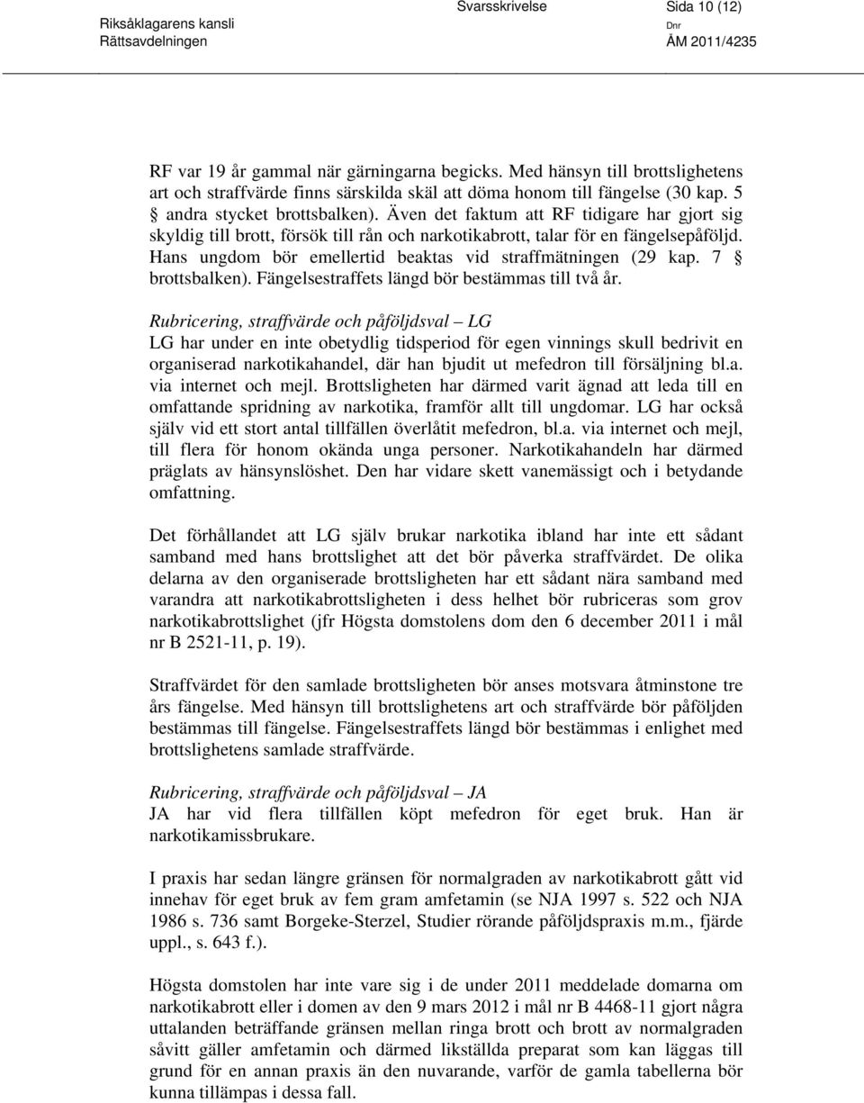 Hans ungdom bör emellertid beaktas vid straffmätningen (29 kap. 7 brottsbalken). Fängelsestraffets längd bör bestämmas till två år.