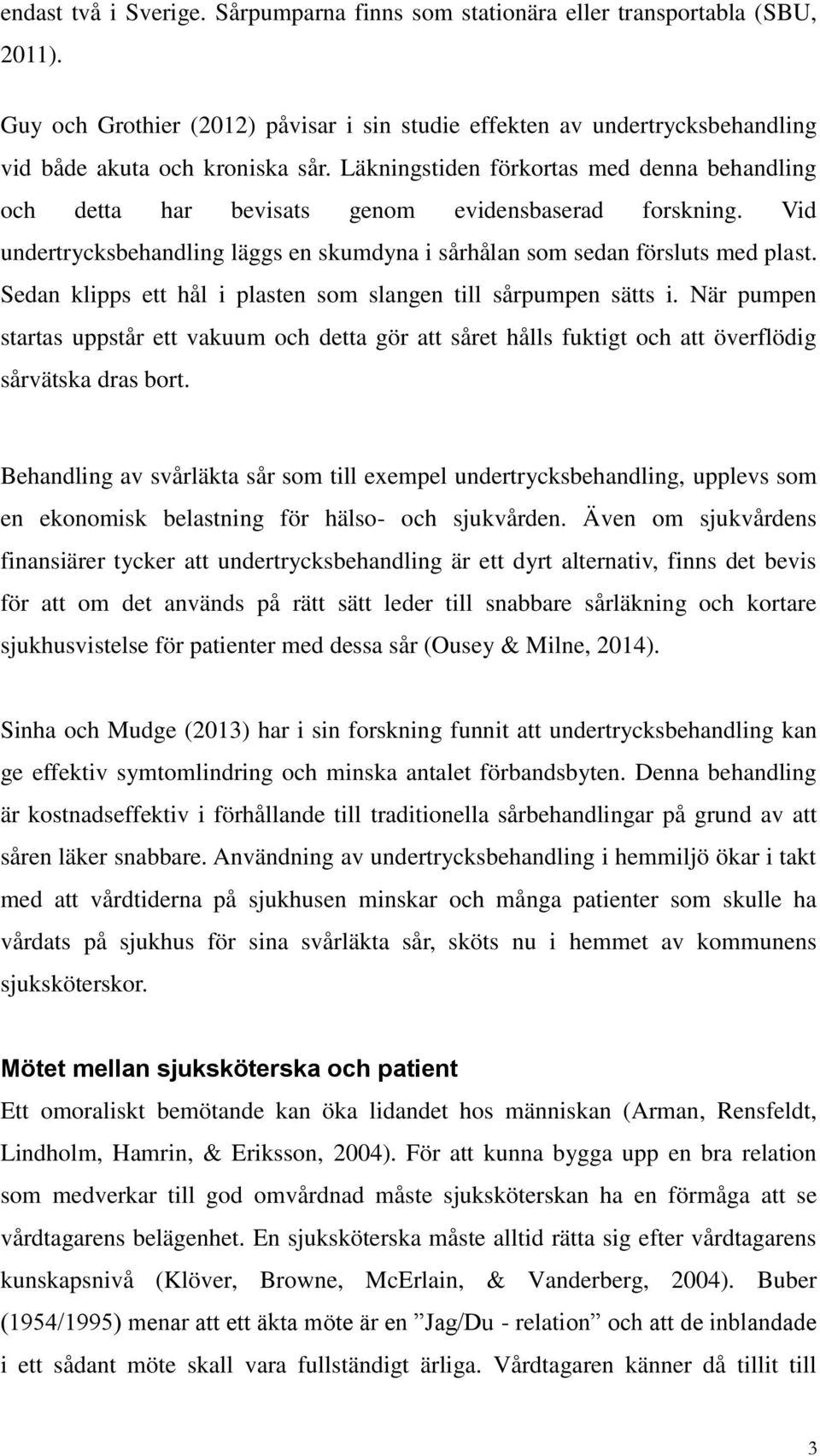 Sedan klipps ett hål i plasten som slangen till sårpumpen sätts i. När pumpen startas uppstår ett vakuum och detta gör att såret hålls fuktigt och att överflödig sårvätska dras bort.