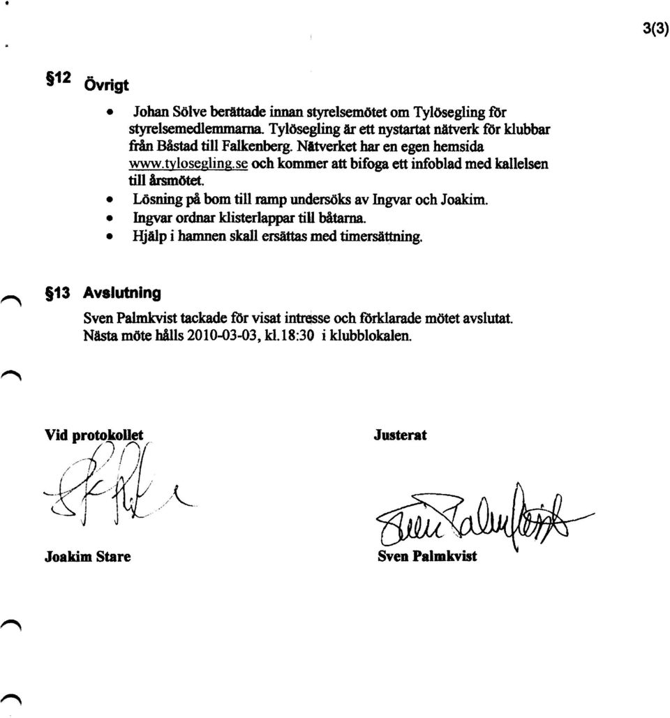 Lö s ning på bom till ramp undersöks av Ingvar och Joakim. Ing v ar ordnar klisterlappar tih båtarna.