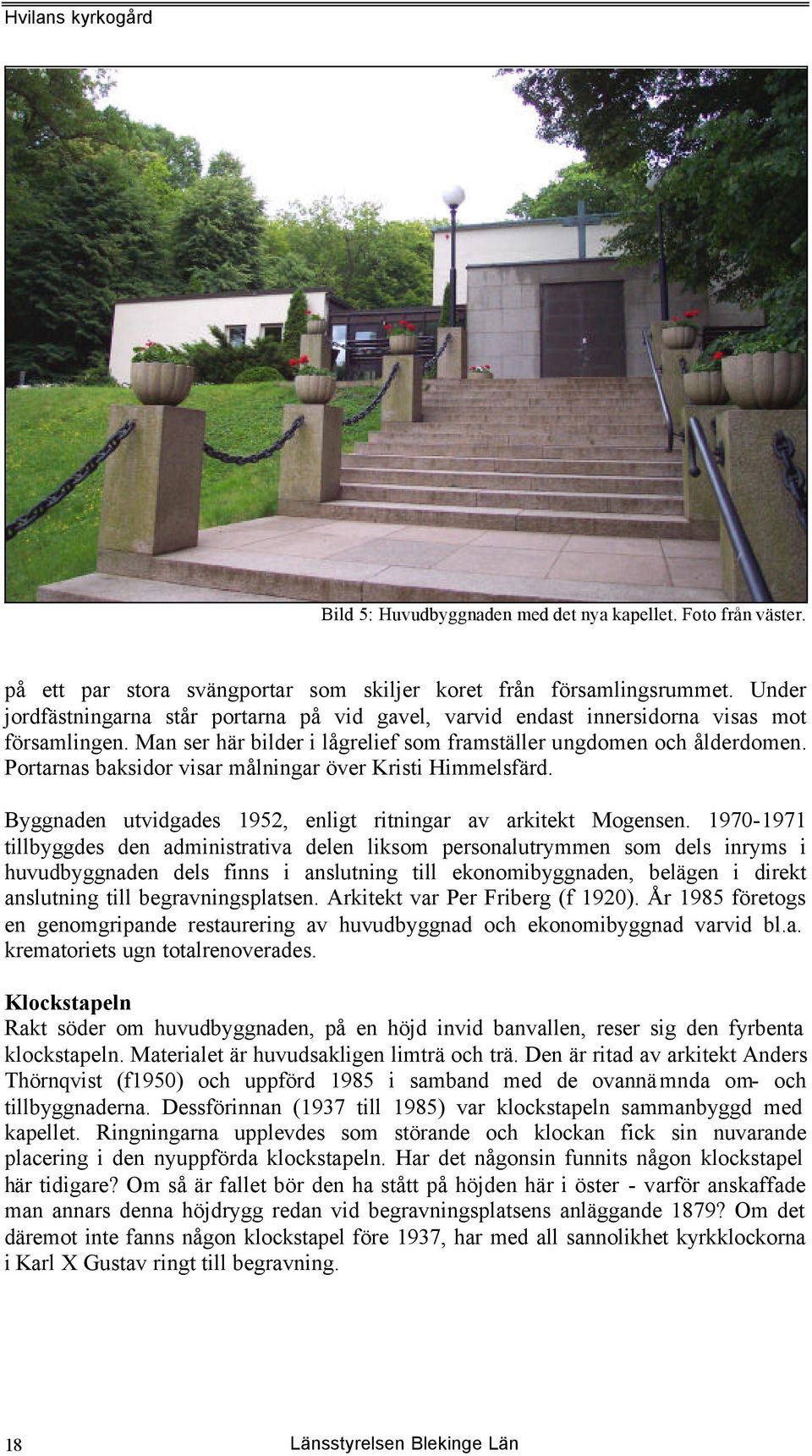 Portarnas baksidor visar målningar över Kristi Himmelsfärd. Byggnaden utvidgades 1952, enligt ritningar av arkitekt Mogensen.