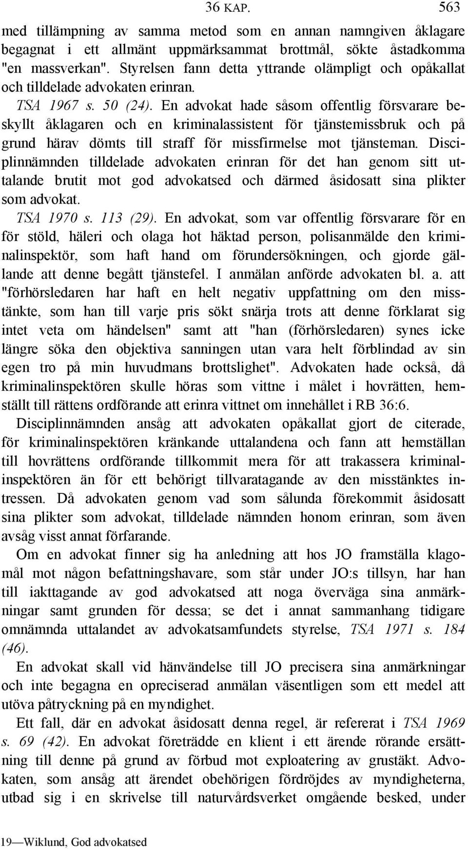 En advokat hade såsom offentlig försvarare beskyllt åklagaren och en kriminalassistent för tjänstemissbruk och på grund härav dömts till straff för missfirmelse mot tjänsteman.