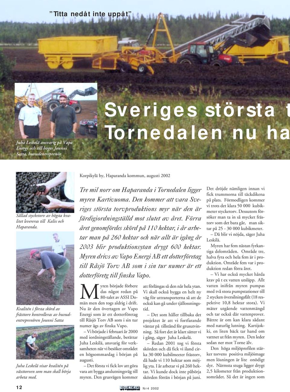 Kvalitén i första skörd av frästtorv kontrolleras av huvudentreprenören Jounni Satta Juha Leskelä visar kvalitén på växttorven som man skall börja arbeta med.