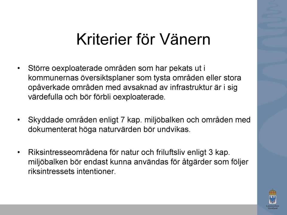 Skyddade områden enligt 7 kap. miljöbalken och områden med dokumenterat höga naturvärden bör undvikas.