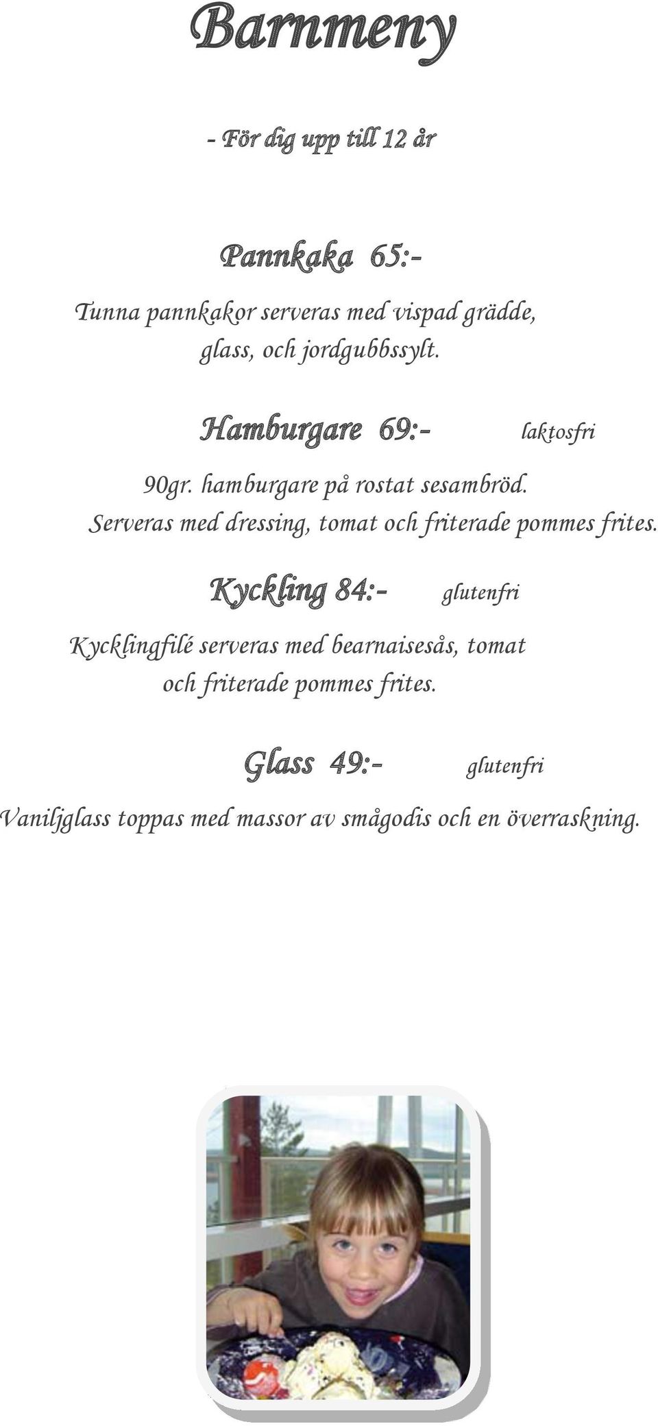Serveras med dressing, tomat och friterade pommes frites.
