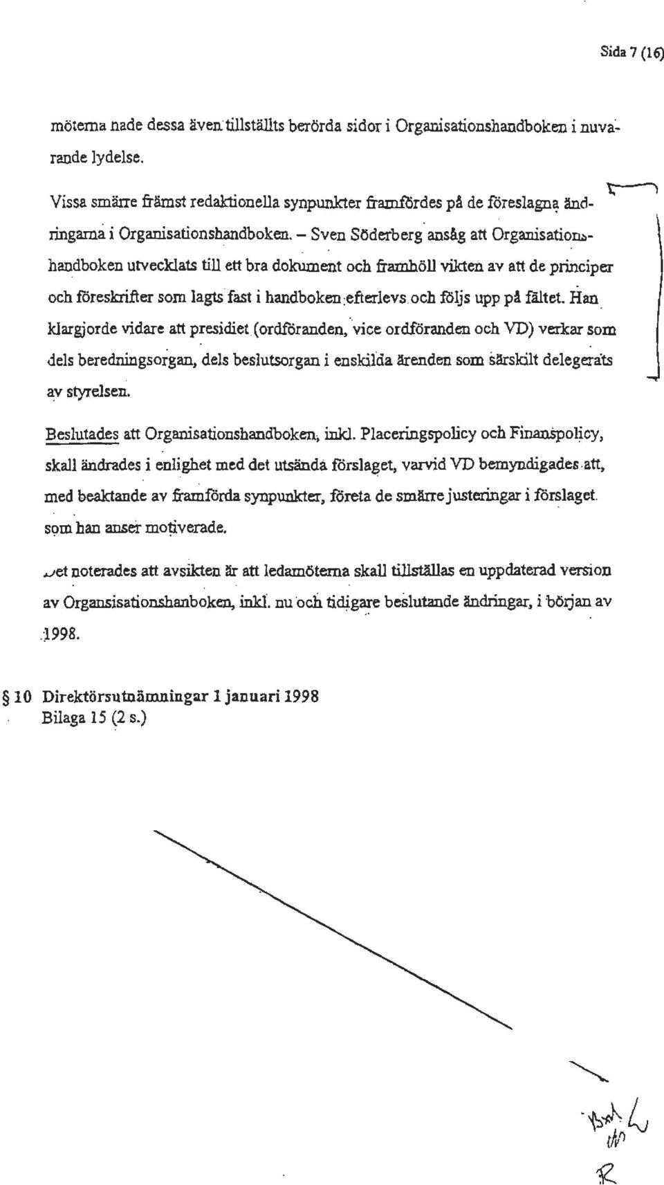 ansåg att Organisati~Ibh~dboken utvecklats till ett bra dokument och framhöll vikten av att de principer och föreskrifter som lagts.fast i handboken:efterlevs.och följs upp på fältet.