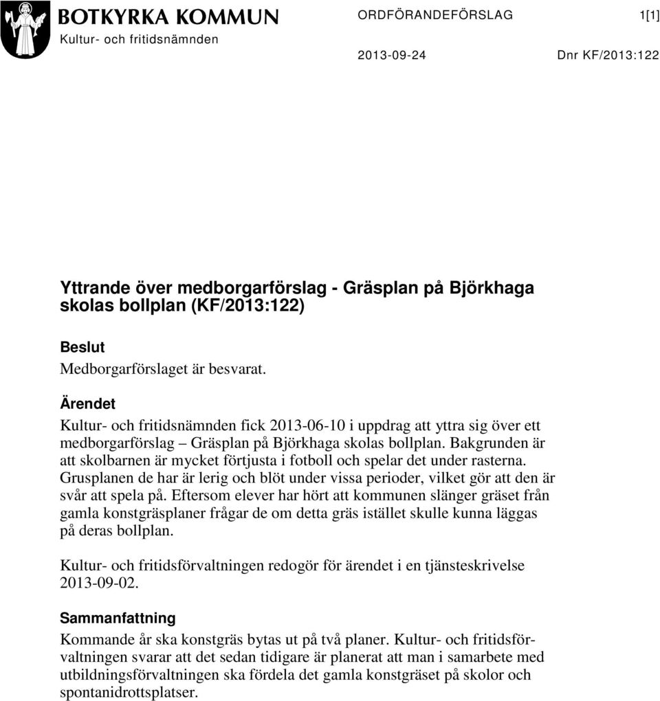 Bakgrunden är att skolbarnen är mycket förtjusta i fotboll och spelar det under rasterna. Grusplanen de har är lerig och blöt under vissa perioder, vilket gör att den är svår att spela på.