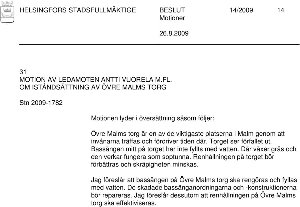 Torget ser förfallet ut. Bassängen mitt på torget har inte fyllts med vatten. Där växer gräs och den verkar fungera som soptunna.