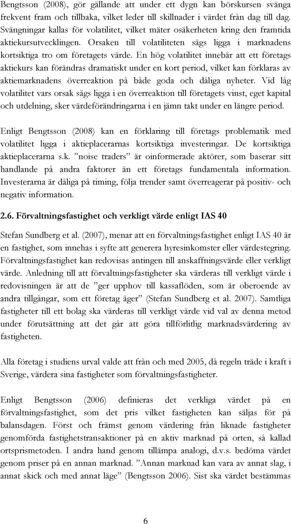 En hög volatilitet innebär att ett företags aktiekurs kan förändras dramatiskt under en kort period, vilket kan förklaras av aktiemarknadens överreaktion på både goda och dåliga nyheter.