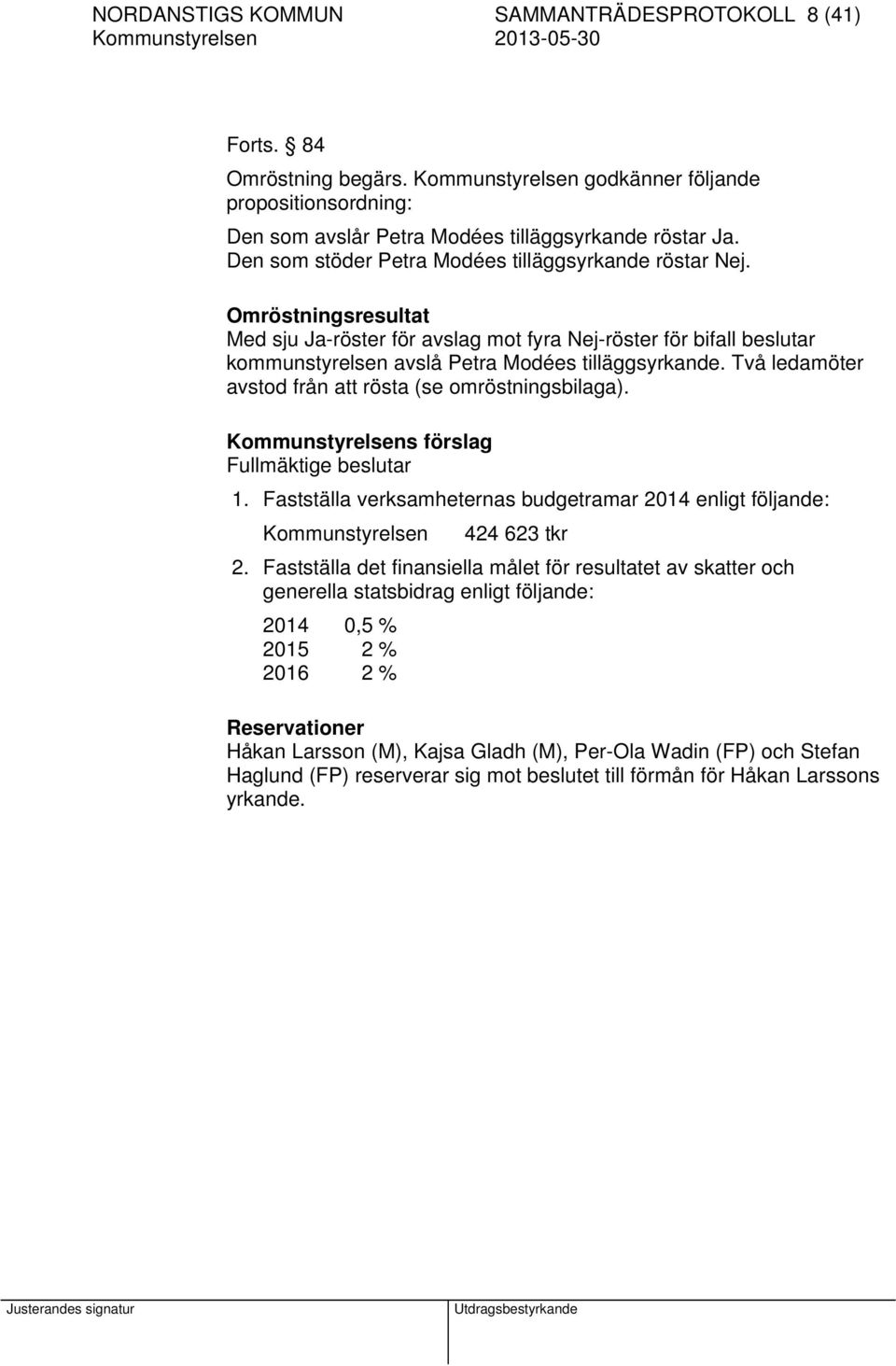 Två ledamöter avstod från att rösta (se omröstningsbilaga). Kommunstyrelsens förslag Fullmäktige beslutar 1. Fastställa verksamheternas budgetramar 2014 enligt följande: Kommunstyrelsen 424 623 tkr 2.