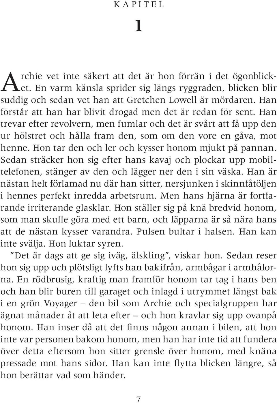 Han trevar efter revolvern, men fumlar och det är svårt att få upp den ur hölstret och hålla fram den, som om den vore en gåva, mot henne. Hon tar den och ler och kysser honom mjukt på pannan.