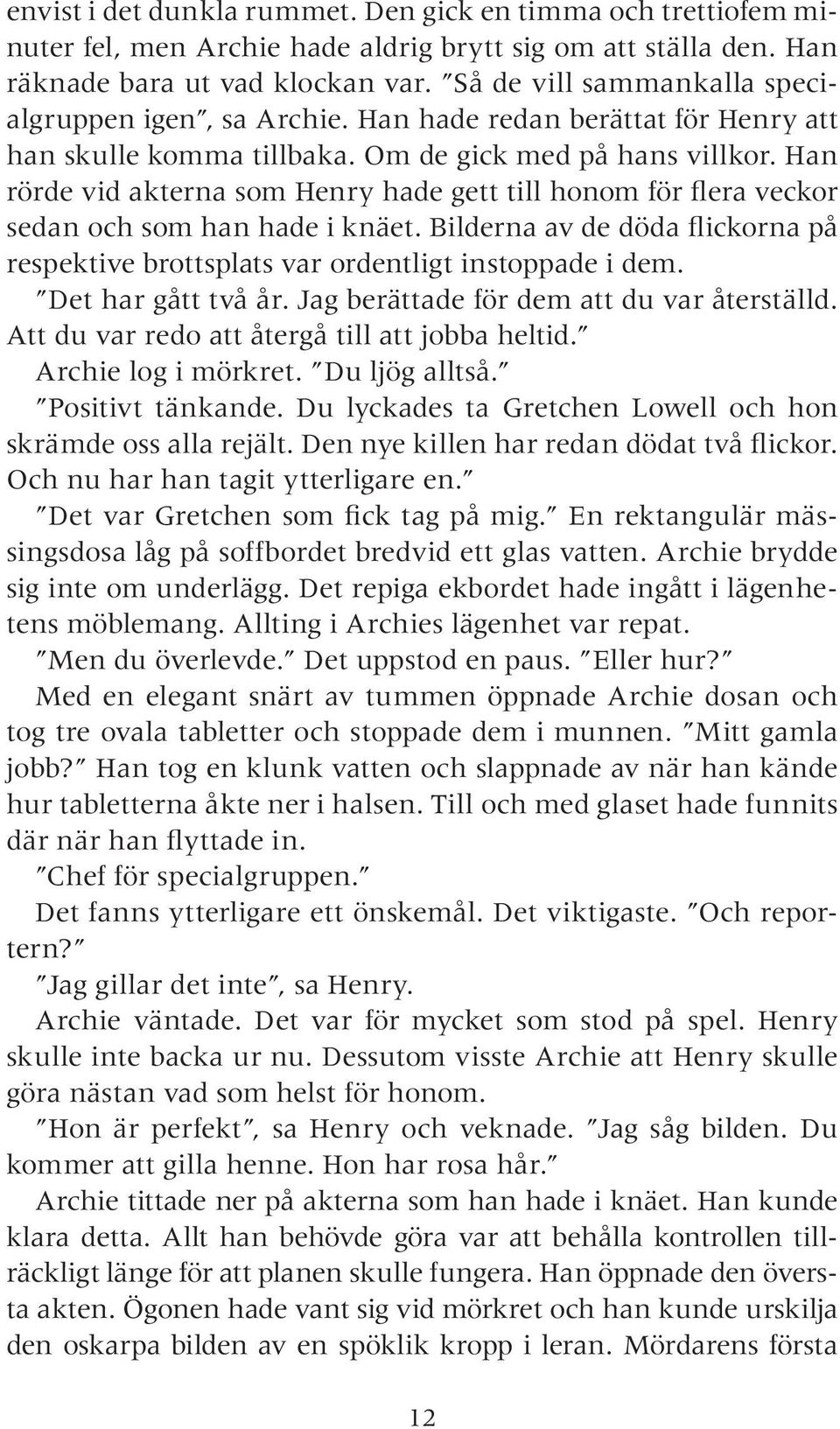 Han rörde vid akterna som Henry hade gett till honom för flera veckor sedan och som han hade i knäet. Bilderna av de döda flickorna på respektive brottsplats var ordentligt instoppade i dem.