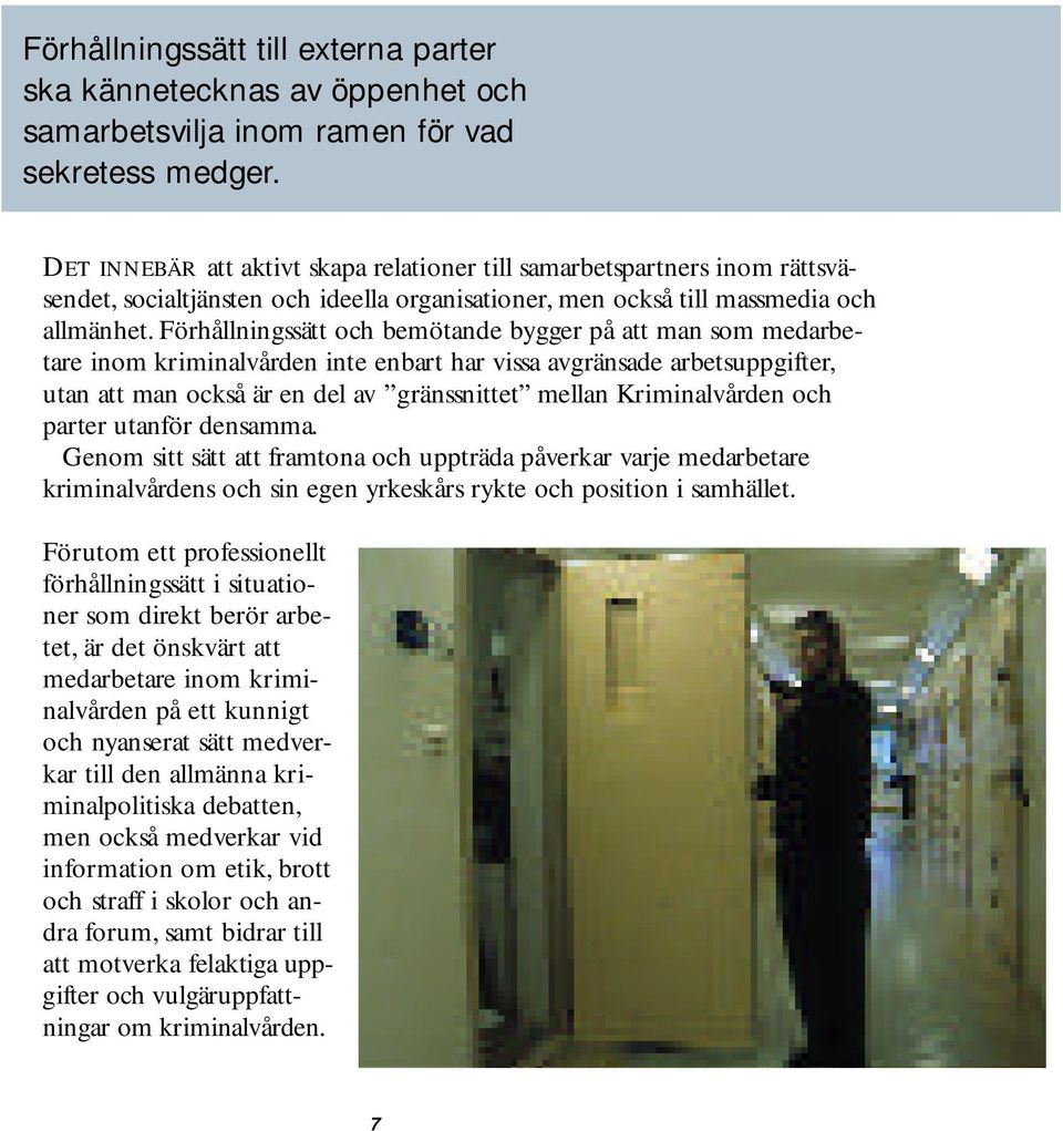Förhållningssätt och bemötande bygger på att man som medarbet a re inom kri m i n a l v å rden inte enbart har vissa av gränsade arbetsuppgi f t e r, utan att man också är en del av gr ä n s s n i t