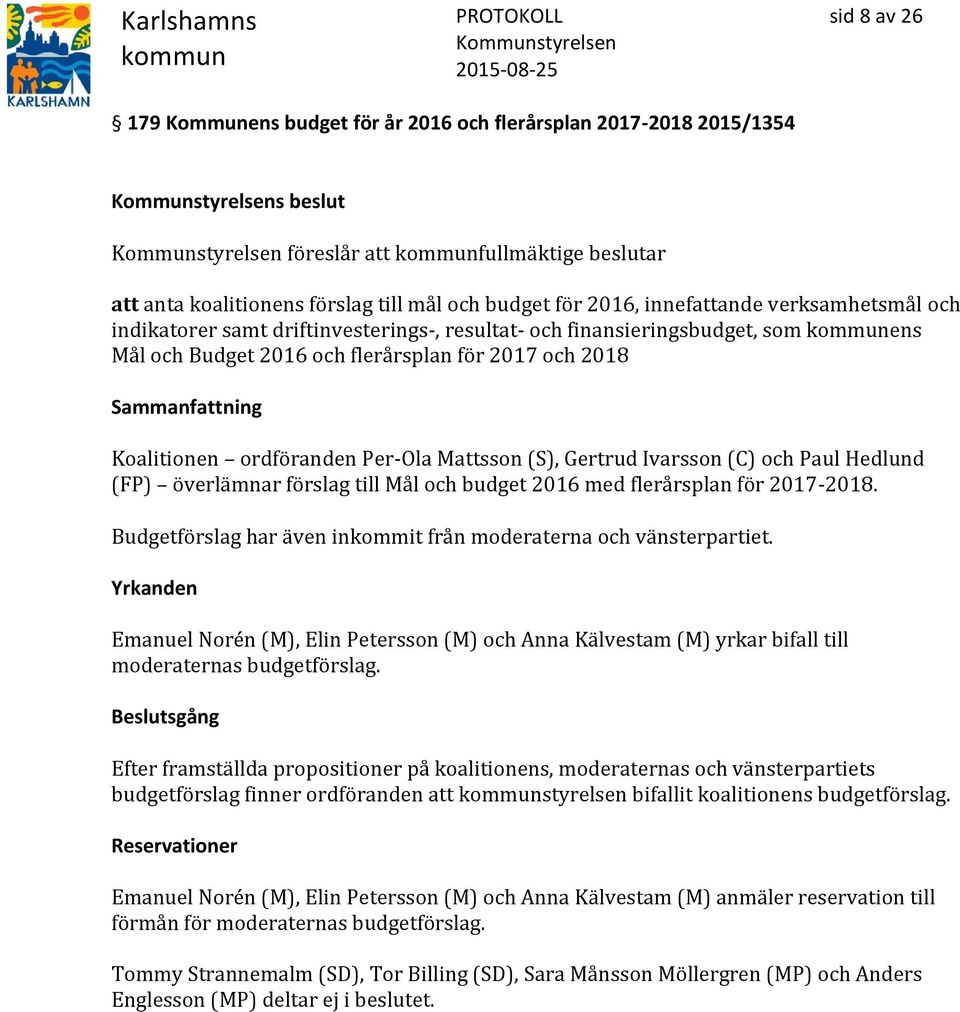 Gertrud Ivarsson (C) och Paul Hedlund (FP) överlämnar förslag till Mål och budget 2016 med flerårsplan för 2017-2018. Budgetförslag har även inkommit från moderaterna och vänsterpartiet.